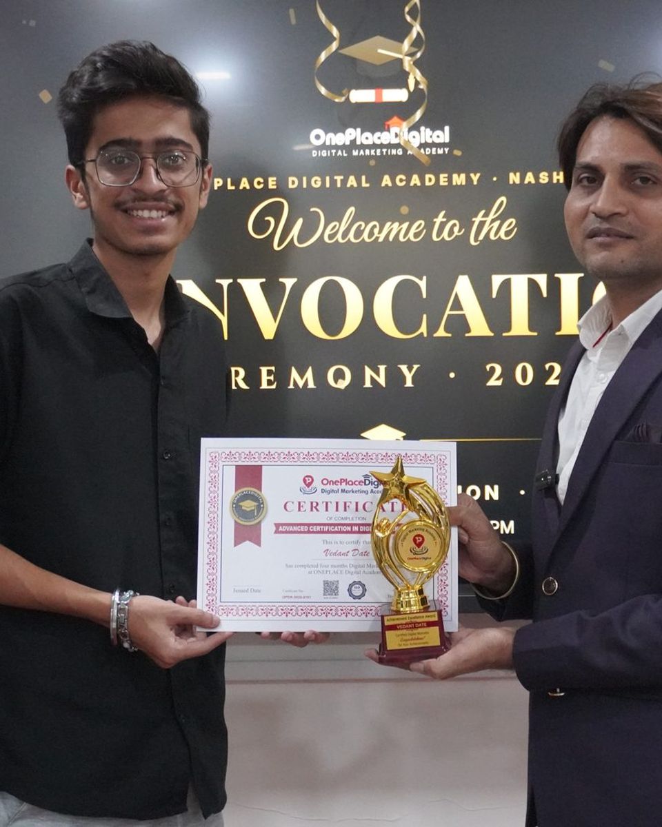 #1 AI & Digital Marketing Course in Nashik | ONEPLACE DIGITAL 11 OnePlace student receives certificate from mentor at Convocation 2026, Nashik